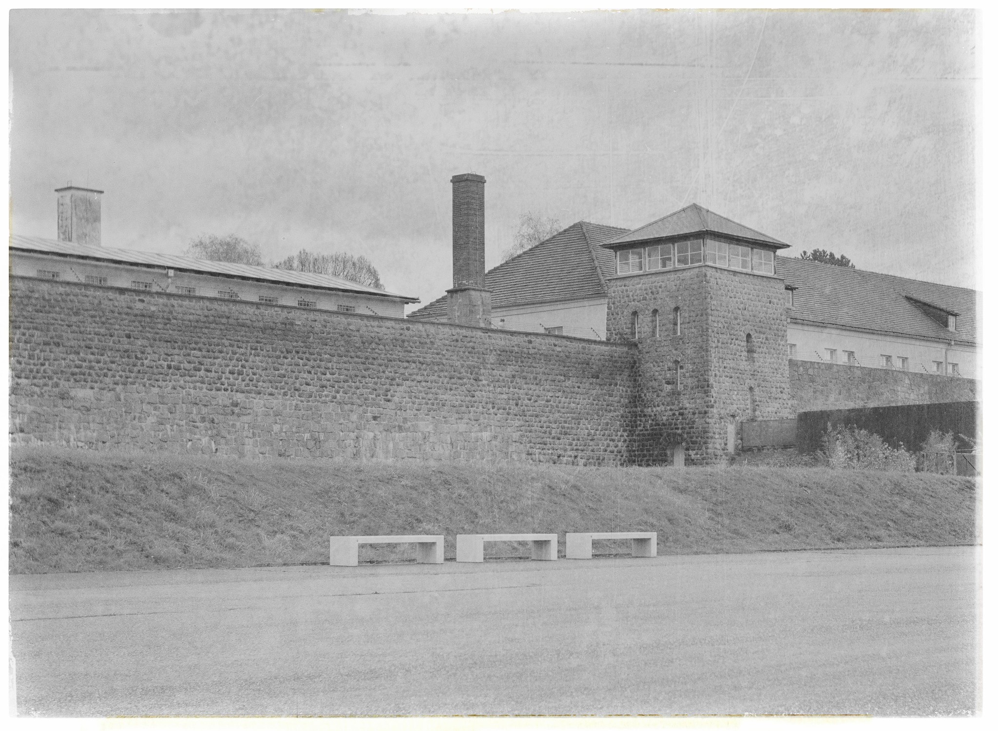 Im November habe ich die KZ-Gedenkstätte Mauthausen besucht. Das letzte Mal war ich mit der Hauptschule dort gewesen. Der Eindruck mit dem gewachsenen politischen Bewusstsein ist jetzt natürlich ein ganz anderer. Man versteht alles so viel besser, wenn man sich diesen Ort wieder in Erinnerung ruft. Das kann ich jedem nur wirklich empfehlen. Wer es nicht gesehen hat, kann es nicht erfassen. Hannah Arendt nannte das Böse der Nazis banal und ich kann diese Einschätzung nur bestätigen. Was mir diesmal nämlich besonders hängen geblieben ist, war die sadistische Bürokratie, die akribische Verwaltung des Mordens und die industrielle Erledigung. Es ist eine Fabrik des Grauens und ich würde mir wünschen, dass das Rufzeichen dieses Ortes wieder Gegenwart wird. Das haben viele schon vergessen.