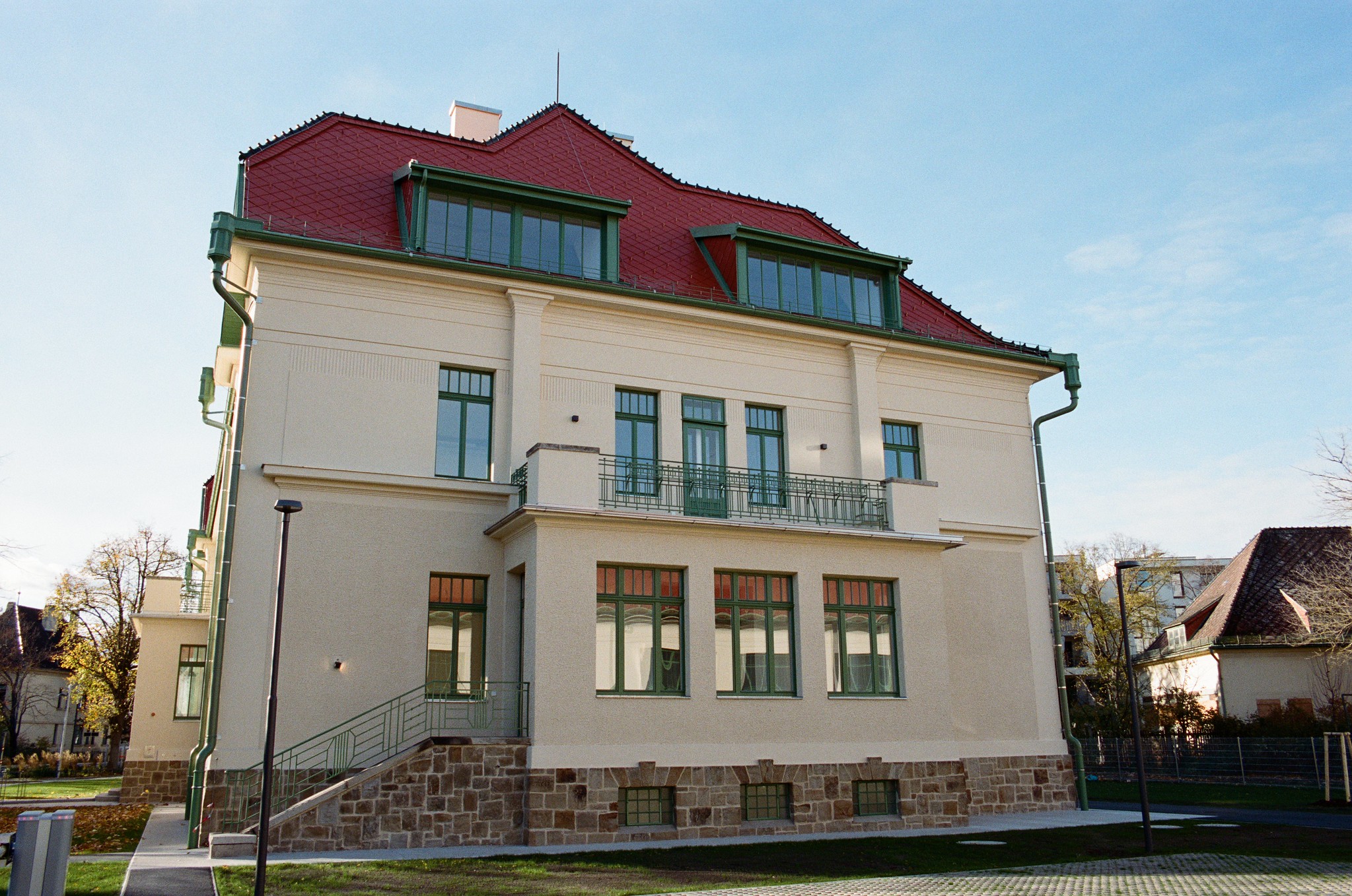 Ein weiteres Motiv vom neuen Werkstättenhof des Kaiser Franz Josef I. Jubiläumsfonds für Werkstättengebäude und Volkswohnungen (KFJ) in Neuleopoldau. Man sieht die östliche Seite des alten Verwaltungsgebäudes. Ich bin sehr froh, dass es inzwischen wieder Standard ist, auch die Fenster im korrekten Zustand zu renovieren bzw. einzupflegen. Mit den billigen Löchern aus den 80er Jahren wurden so viele - eigentlich schöne - Fassaden zugrundegerichtet. Das hat sich zum Glück wesentlich gebessert!