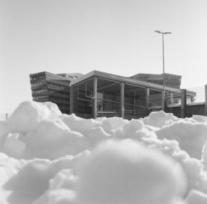 2024/009: Der Tag mit Schnee in Wien. Blick auf das Siemens-Hauptgebäude an der Siemensstraße bei Floridsdorf.