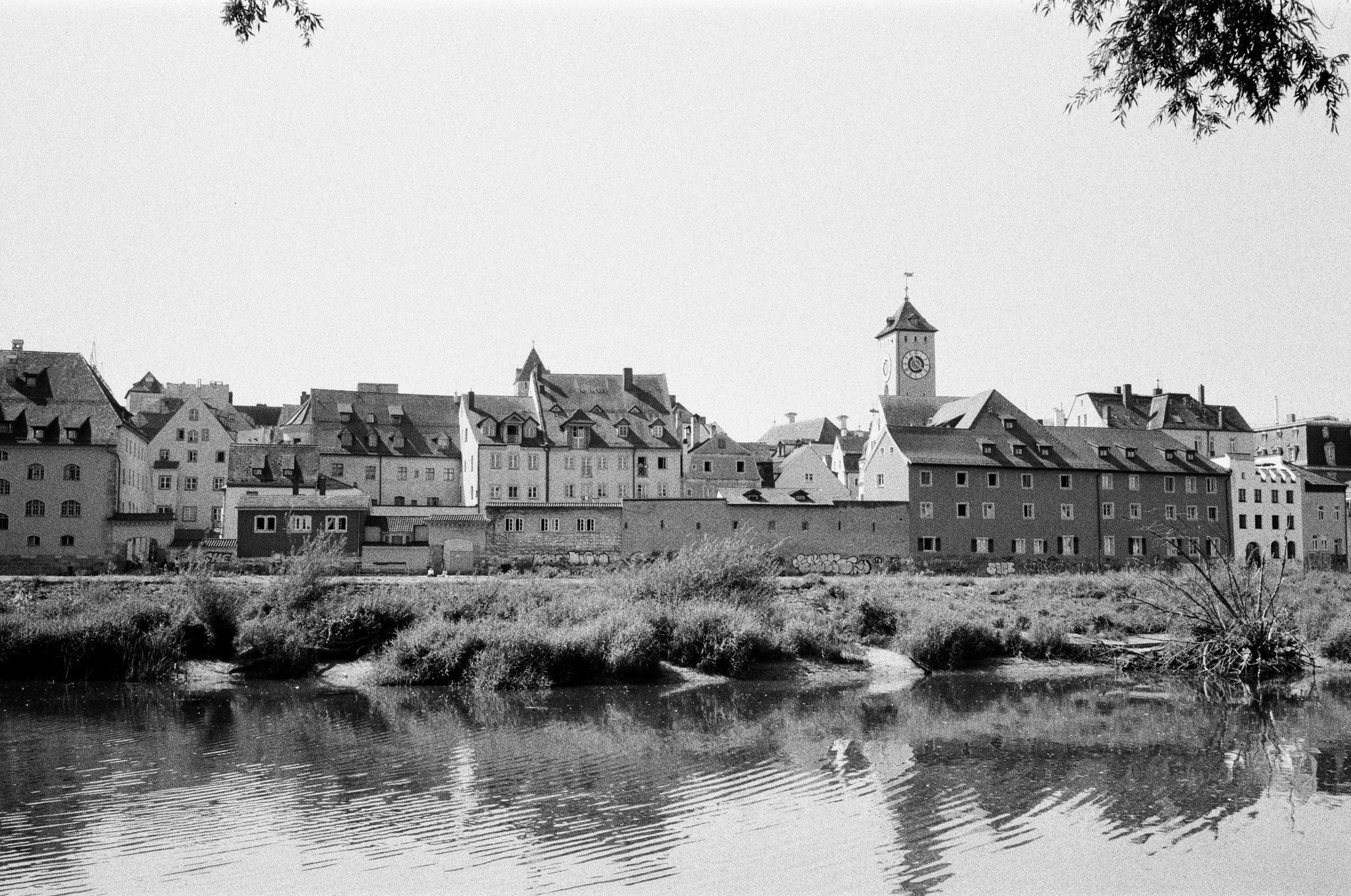 Blick auf die Altstadt von Regensburg über die Donau hinweg.