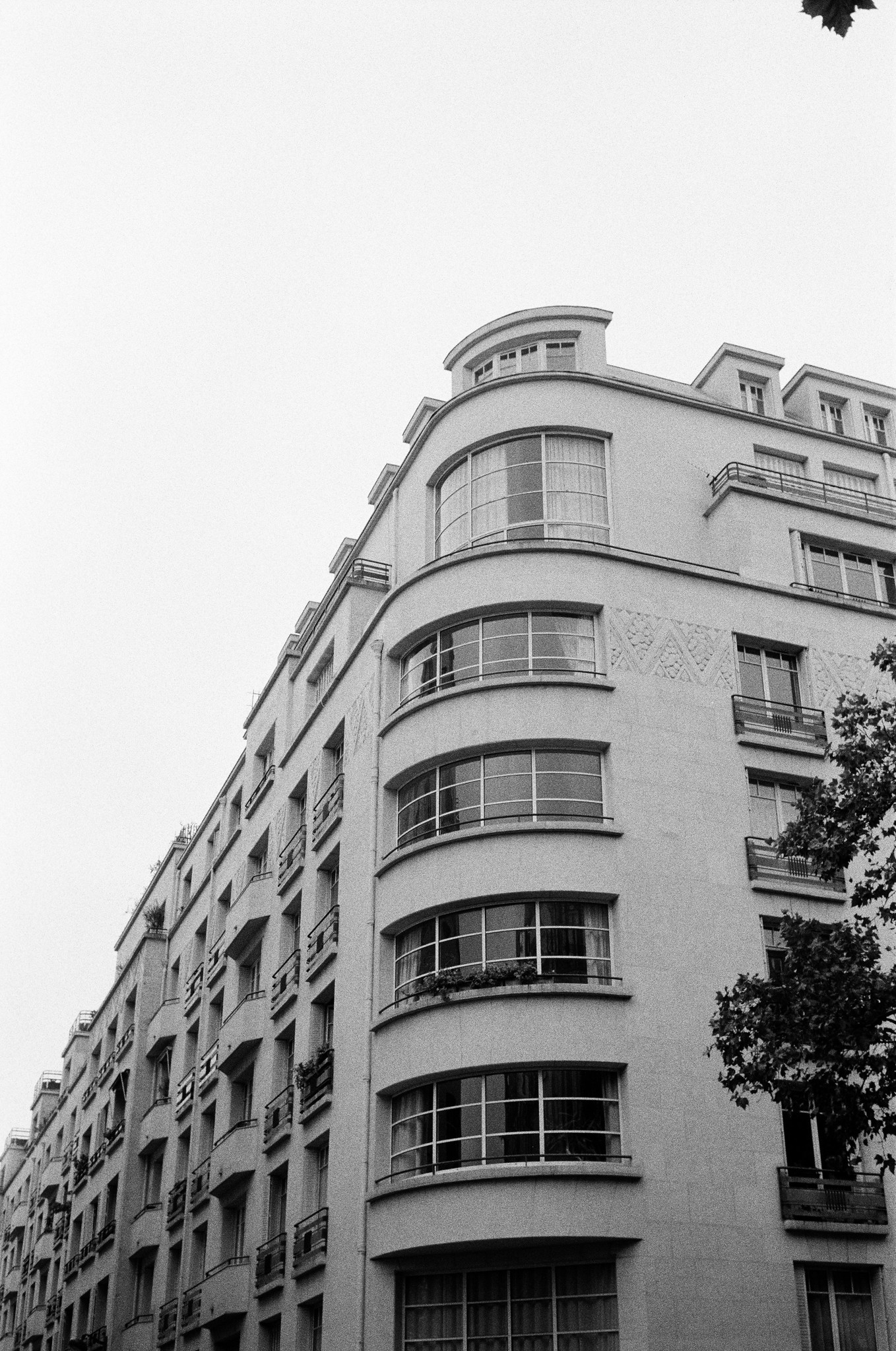 2025/009: Fassade von einem Wohnhaus am Bd. des Invalides in Paris.