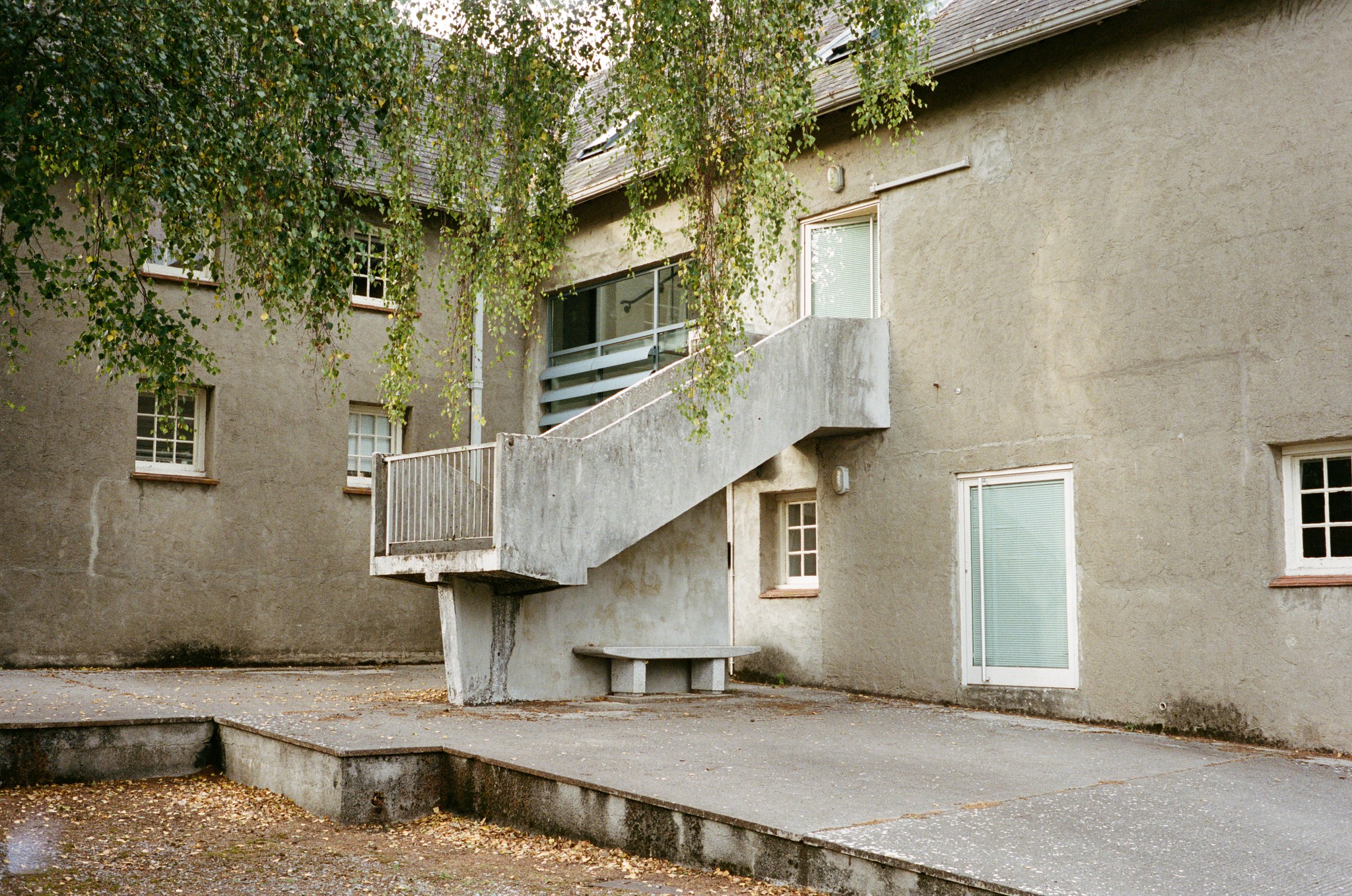 2025/061: In the backyard of a workshop at Dartington Hall, I find brutalist remains of a post-war extension. The country estate is surrounded by a beautiful forest and the last remnants of post-war brutalism. I stand with my Nokton lens in between.