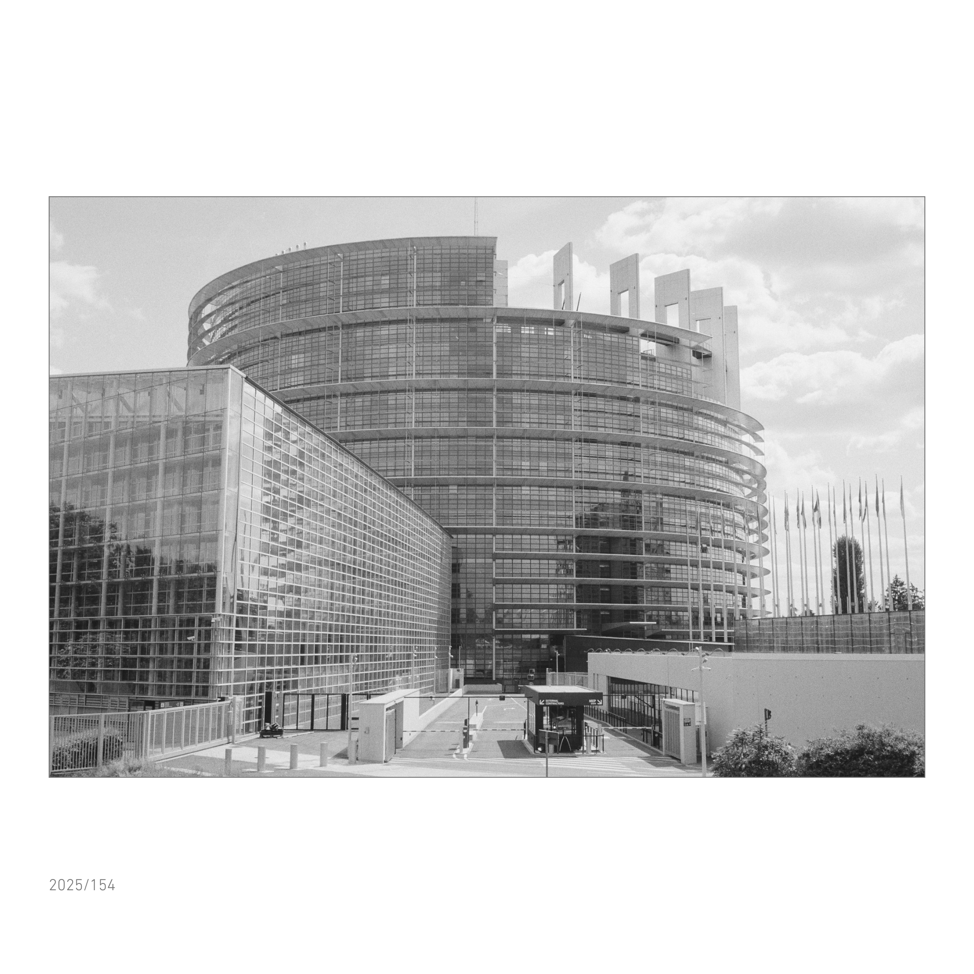 Blick auf die Seite des Europäischen Parlaments in Strassbourg. Ein lichtdurchfluteter Glaspalast.