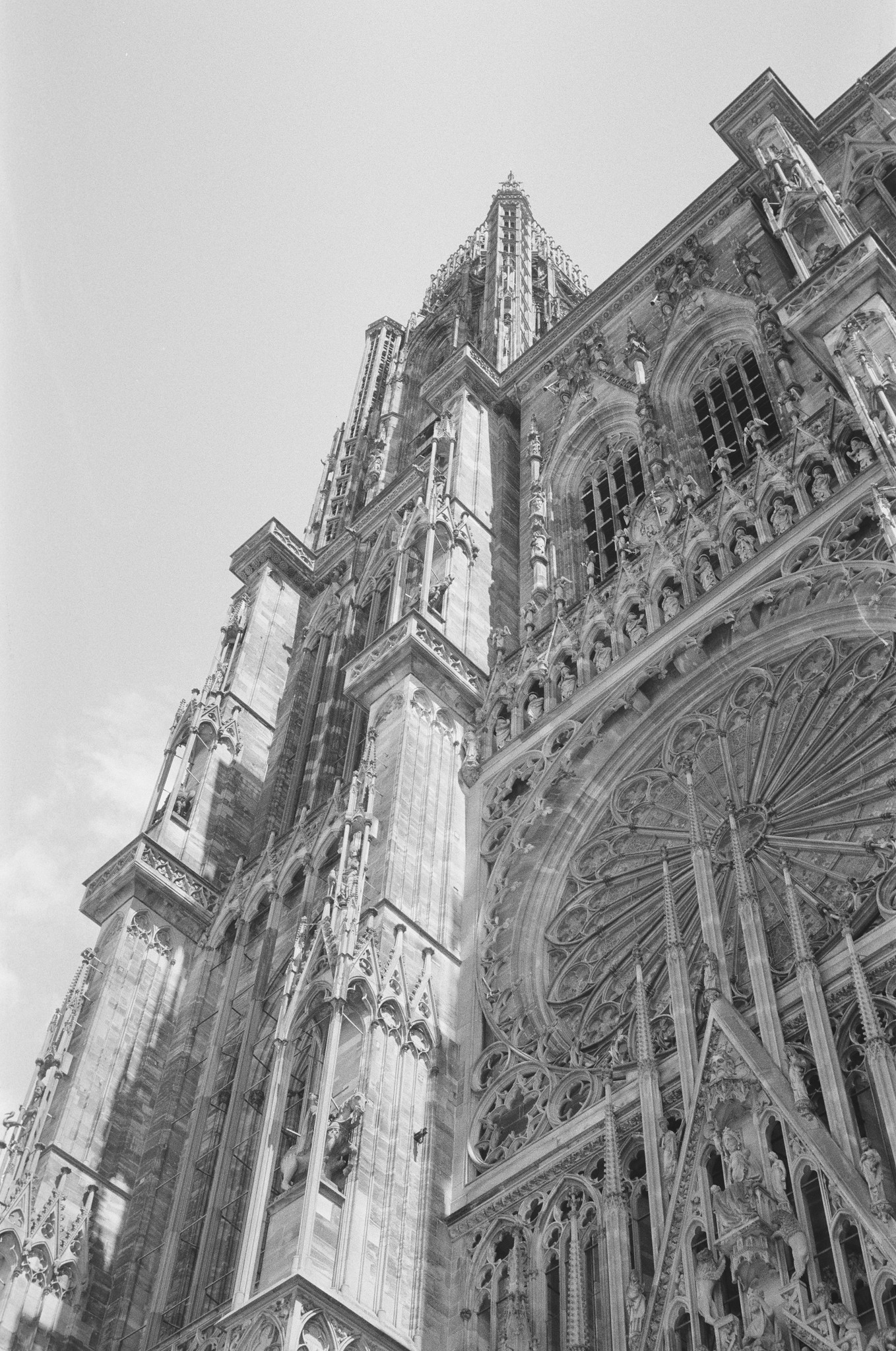 Blick auf die halbe Fassade der Kathedrale von Strasbourg, dem Münster wie es lokal auch gern so heißt.