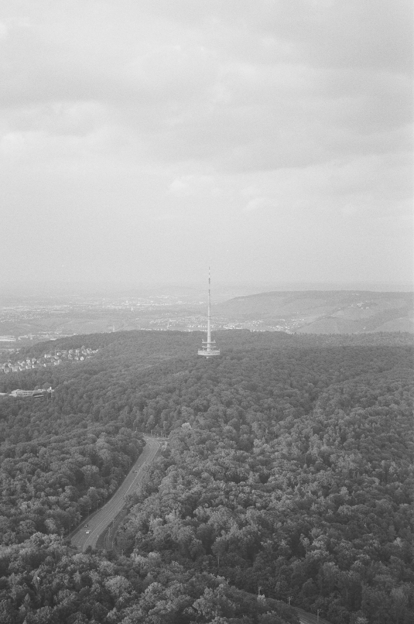 Der Funkturm der Telekom in Stuttgart vom SWR Fernsehturm aus gesehen.