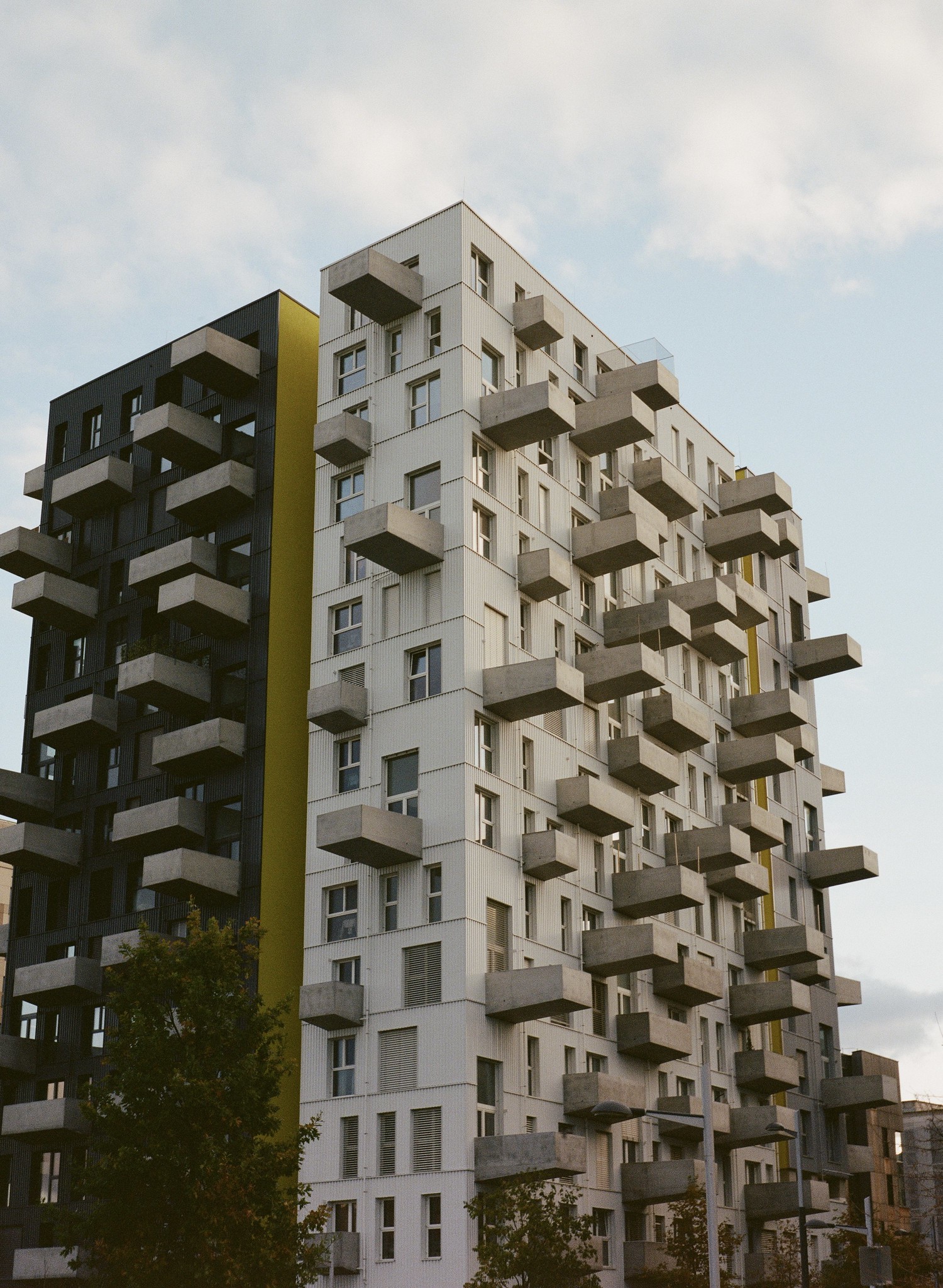 Fassade eines Hochhauses in der Seestadt bei Wien. Weit herausragende Betonbalkone sorgen für eine unruhige Fassade dieses Wohnbaus.